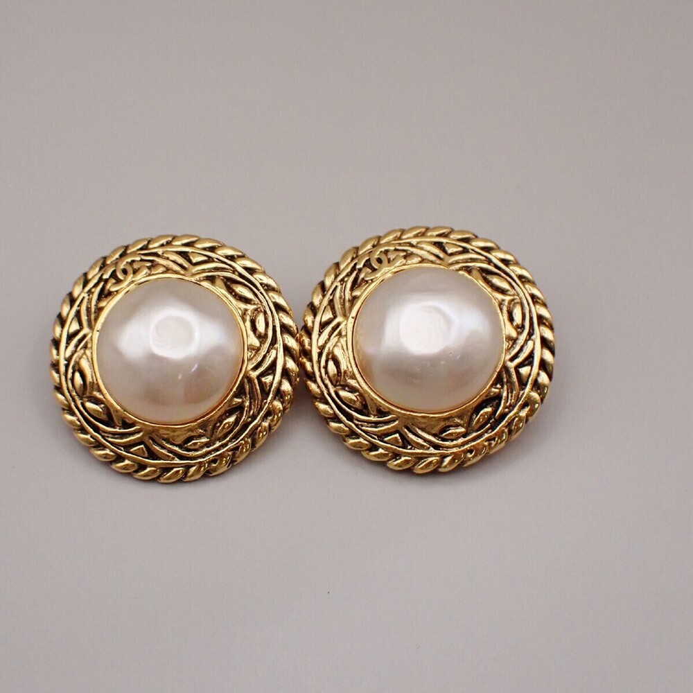 Chanel Vintage Round Chain Clip-On Metal with Faux Pearl